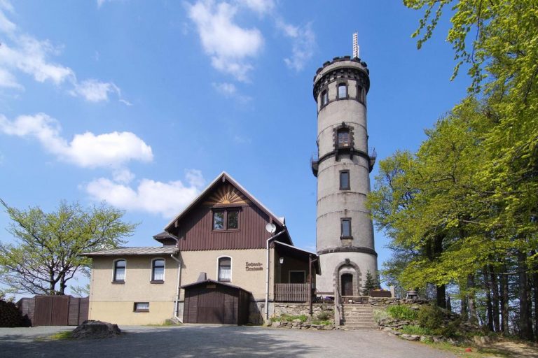 Rozhledna Hvozd nabízí výhled až do Krkonoš