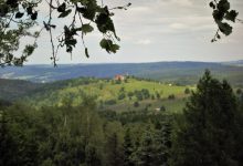 Sv. Kateřina stojí na kopci, odkud jsou široké výhledy