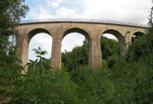 mšenský viadukt, který se klene na údolím Košáteckého potoka