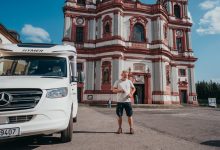 Aleš Háma putuje v karavanu Českou republikou, objevuje pozoruhodná místa a doslova ochutnává jejich atmosféru, chutě a vůně. Na své cestě potkává řadu zajímavých lidí. Cestopisný cyklus je volným pokračování divácky úspěšného seriálu V karavanu po Slovensku.