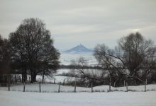 Výhled na Hazmburk cestou do Hrádeckého sedla