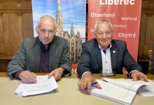 Na snímku (vlevo) zástupce sdružení firem, které se postarají o naprojektování budoucí nové lanovky, Zdeněk Dřevěný z ateliéru SIAL architekti a inženýři a (vpravo) primátor Liberce Jaroslav Zámečník. Foto: Město Liberec