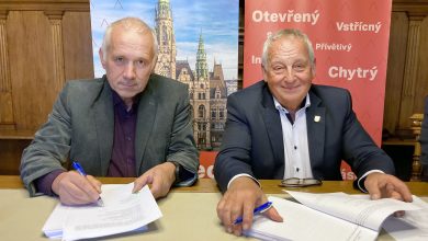 Na snímku (vlevo) zástupce sdružení firem, které se postarají o naprojektování budoucí nové lanovky, Zdeněk Dřevěný z ateliéru SIAL architekti a inženýři a (vpravo) primátor Liberce Jaroslav Zámečník. Foto: Město Liberec