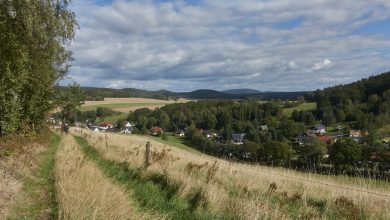 do Cunnersdorfu se dostanete po romantické cestě, z níž je ovšem třeba včas uhnout, jinak hrozí, že skončíte na jednom z východoněmeckých dvorků