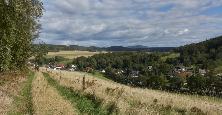 do Cunnersdorfu se dostanete po romantické cestě, z níž je ovšem třeba včas uhnout, jinak hrozí, že skončíte na jednom z východoněmeckých dvorků