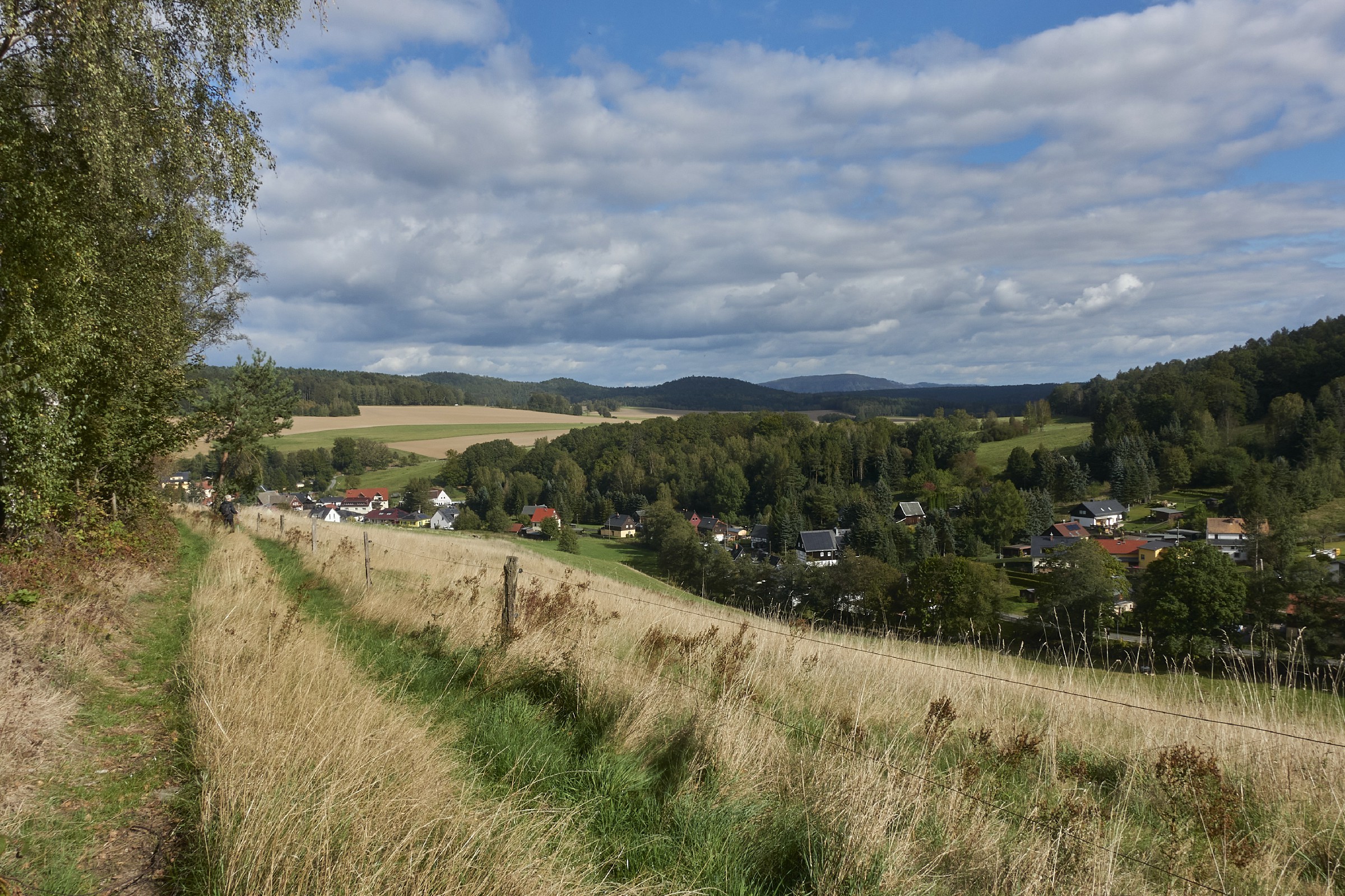 do Cunnersdorfu se dostanete po romantické cestě, z níž je ovšem třeba včas uhnout, jinak hrozí, že skončíte na jednom z východoněmeckých dvorků