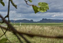 samozřejmě nepřijdete ani o výhled na skály lemující labský kaňon